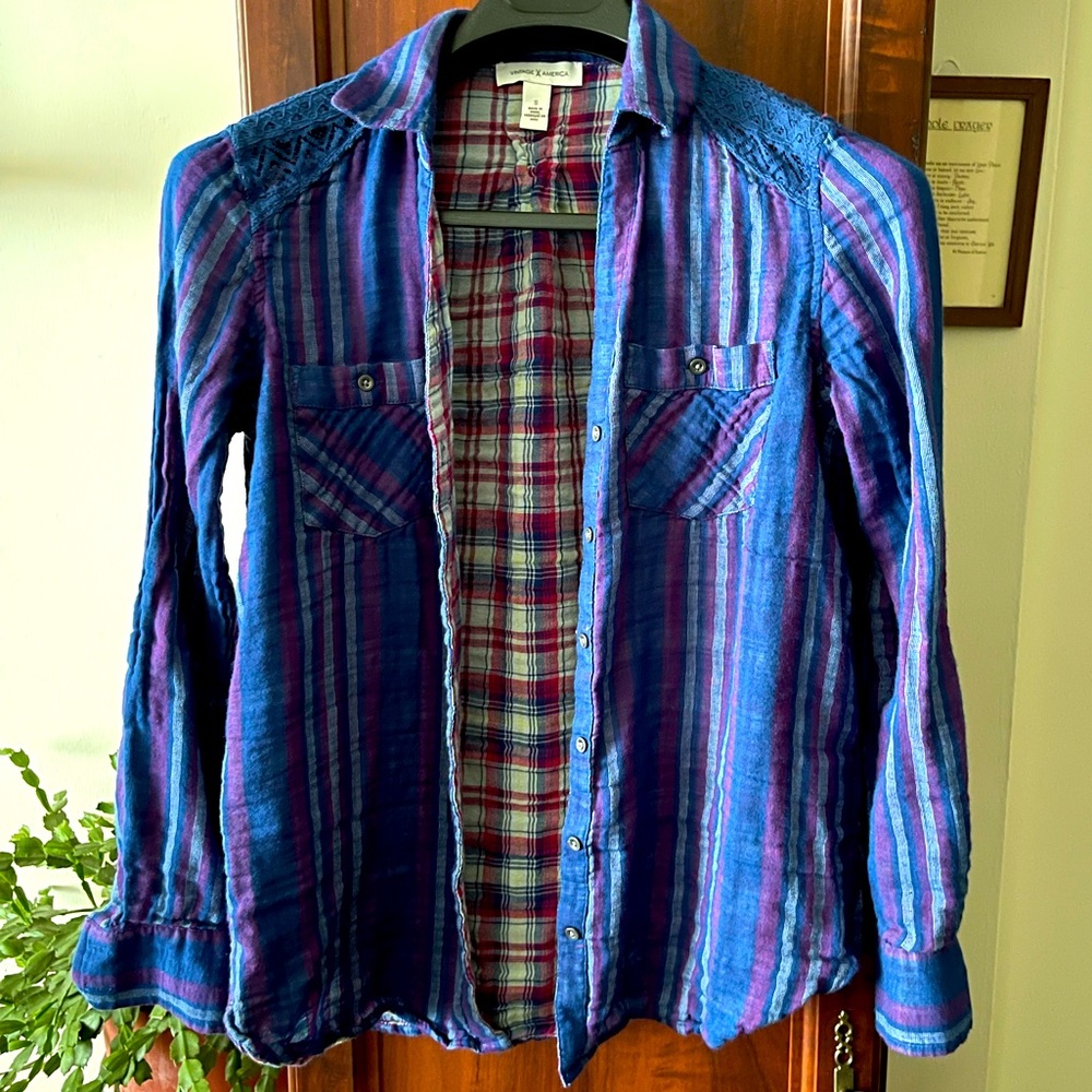 Women’s shirt. Vintage x America brand.